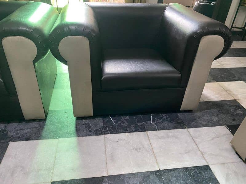 Sofa with brand new condition. 1