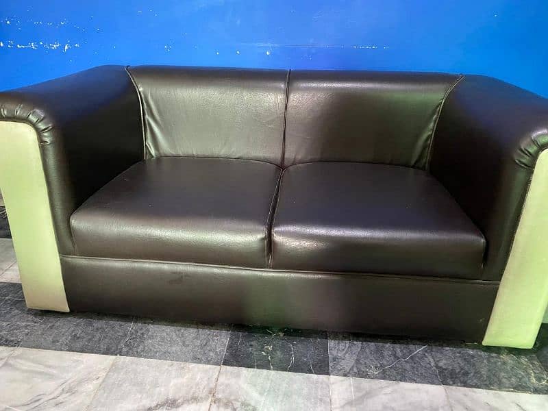 Sofa with brand new condition. 2