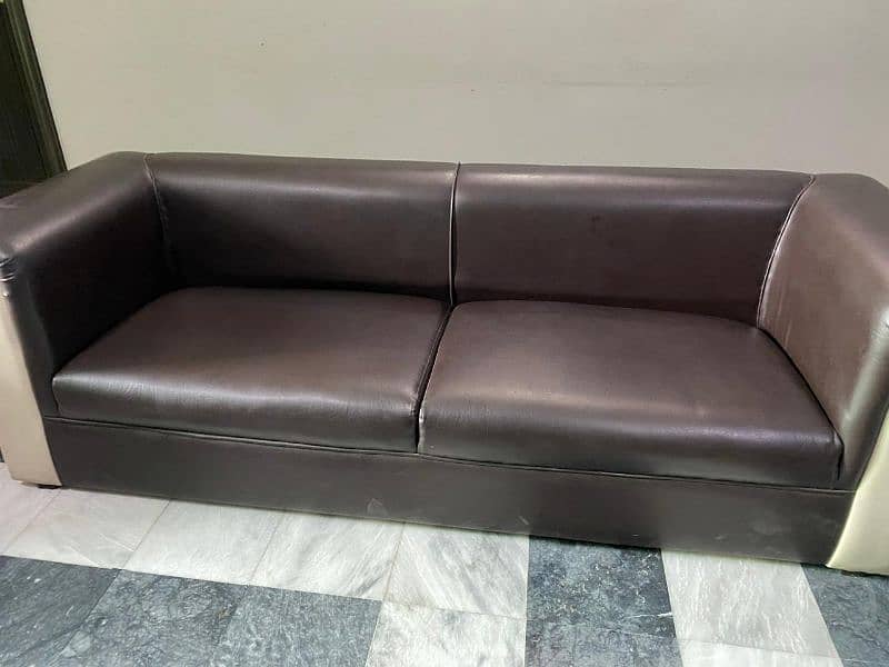 Sofa with brand new condition. 3