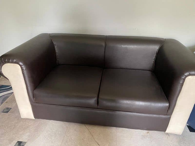 Sofa with brand new condition. 4