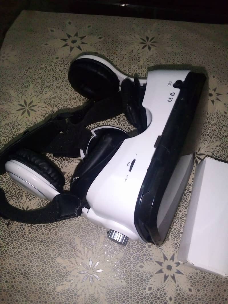 eKlasse Vr glasses with built-in headphones and Bluetooth remote 4