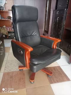 Imported Executive/ Boss Chair Decliner  (10/10)