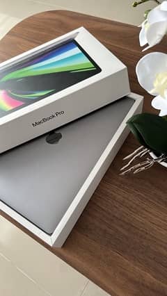 MacBook Pro i9 l Late 2019 with Box Complete