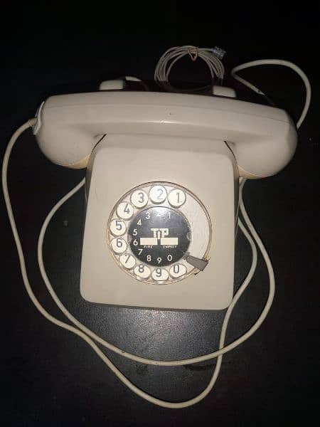 antique telephone set 0