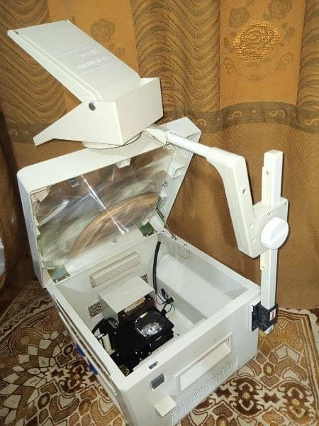 overhead projector and slide projector available (0370-2090709) 0