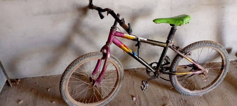 bycicle for sale condition ap logon k samny Hai demand 5000 hai 2