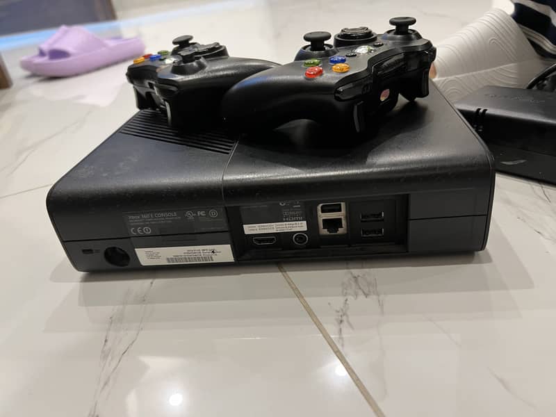 Xbox 360 E series with 2 wireless controllers. Jtag. 250gb 1