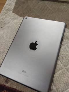 Ipad 6th generation 32 gb with Box charger