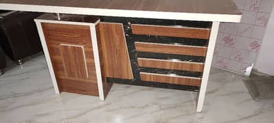 2.5/4 ft office table 7000/Rs