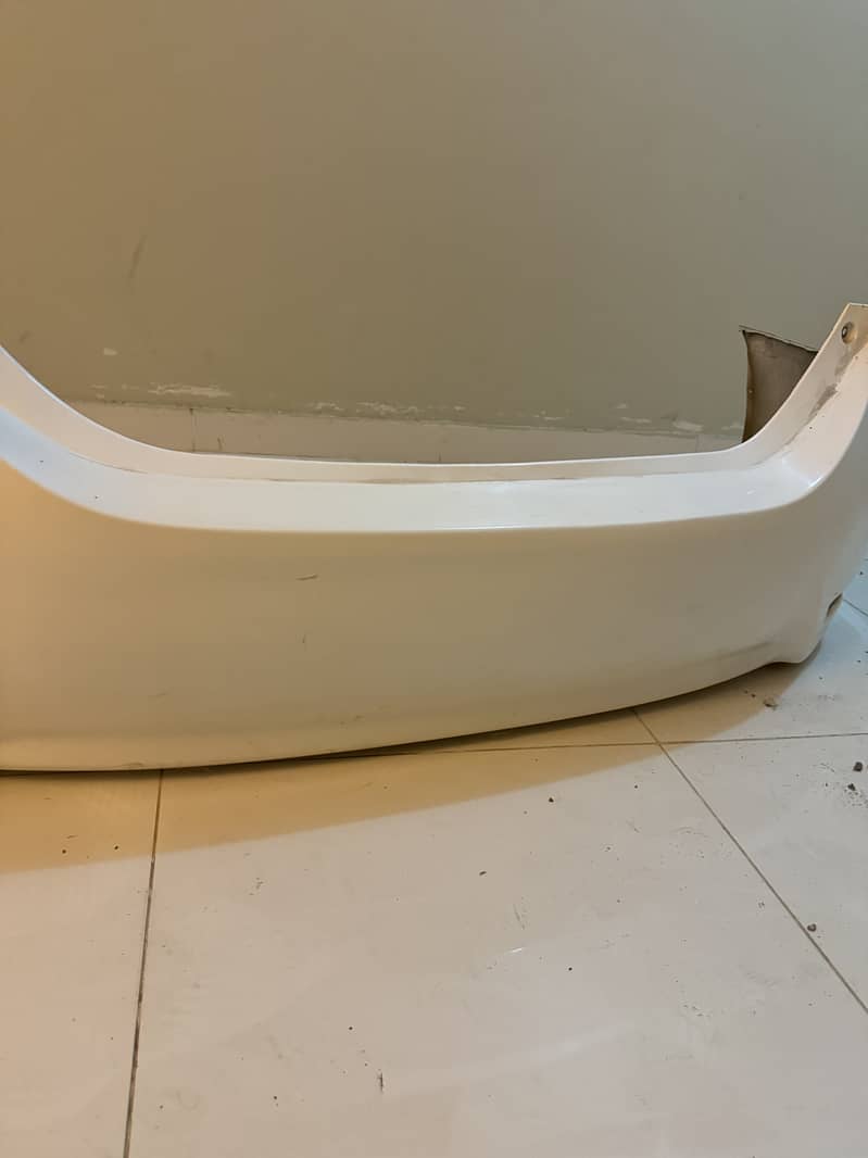 Toyota Corolla 2018 back white bumper 1