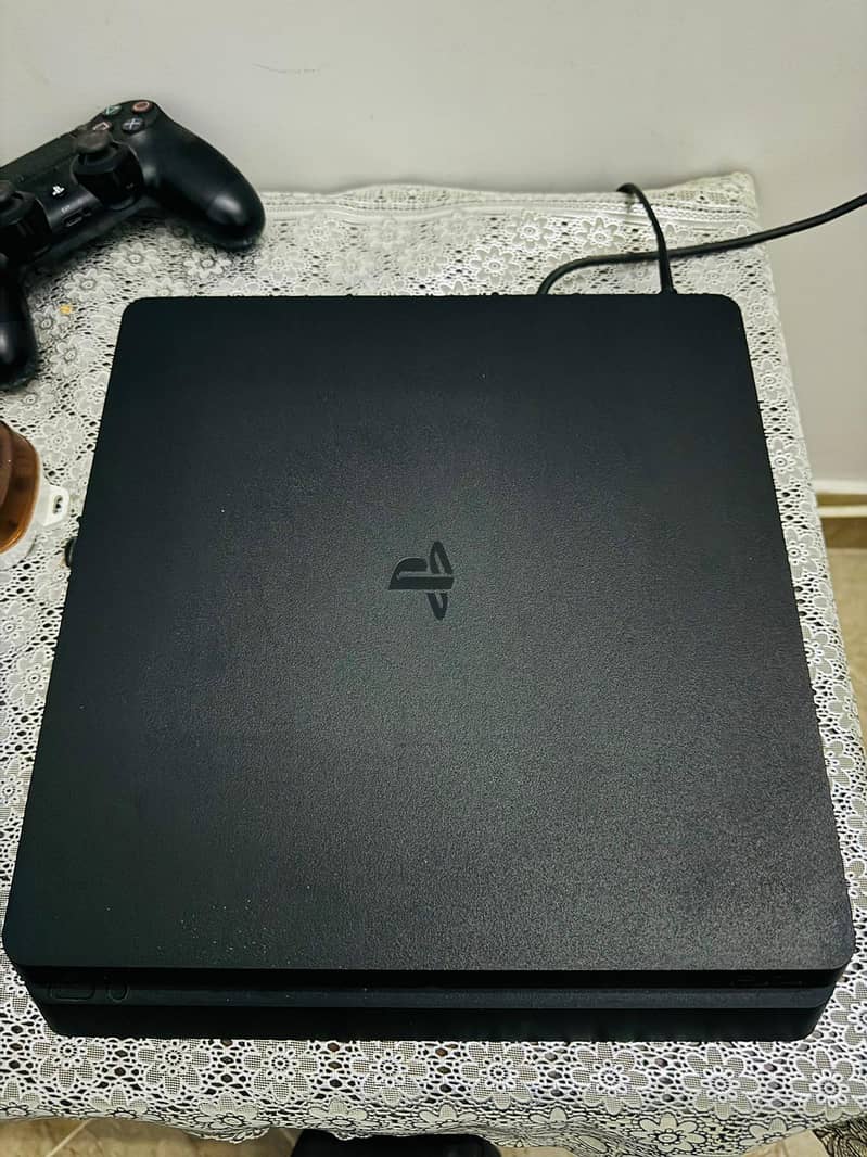 Used Playstation 4 for sale box piece, 2 controllers and 2 games GTA 5 2