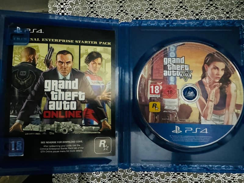 Used Playstation 4 for sale box piece, 2 controllers and 2 games GTA 5 5