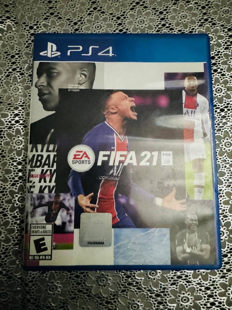 Used Playstation 4 for sale box piece, 2 controllers and 2 games GTA 5 7