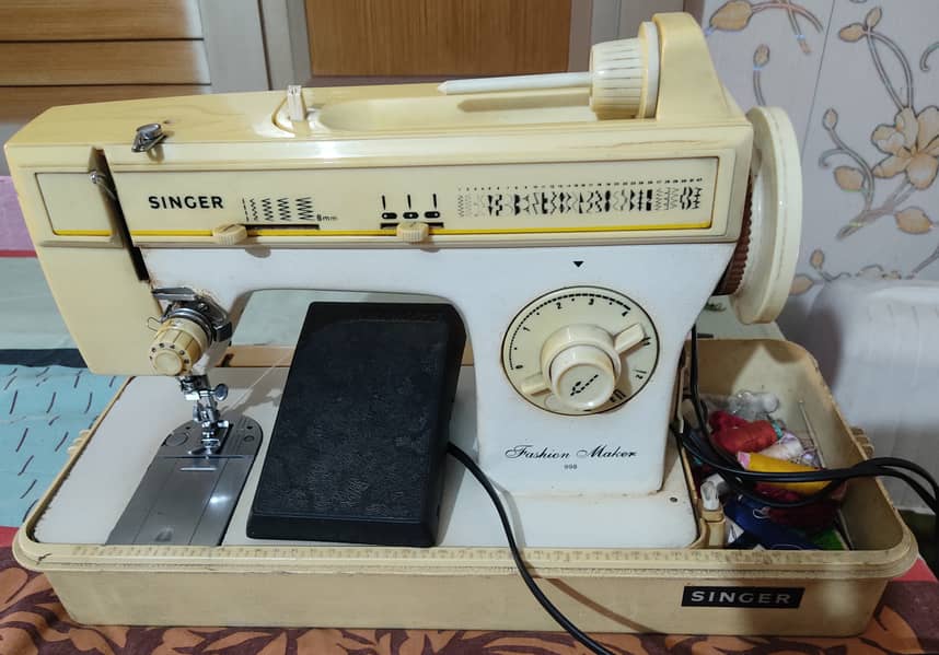 Singer sewing machine with all accsseries 0