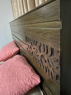 BEAUTIFUL WOODEN KING SIZE BED