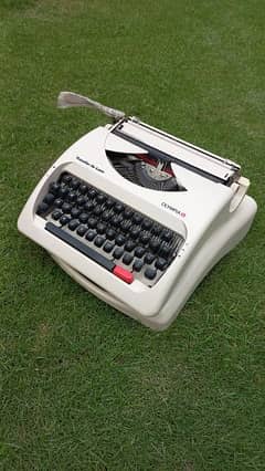 vintage olympia traveller deluxe typewriter