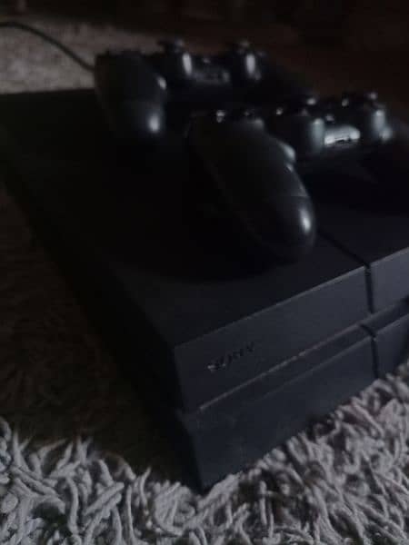 Ps4 console with 2 controllers 2