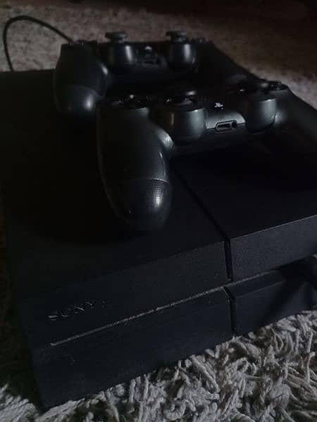 Ps4 console with 2 controllers 3