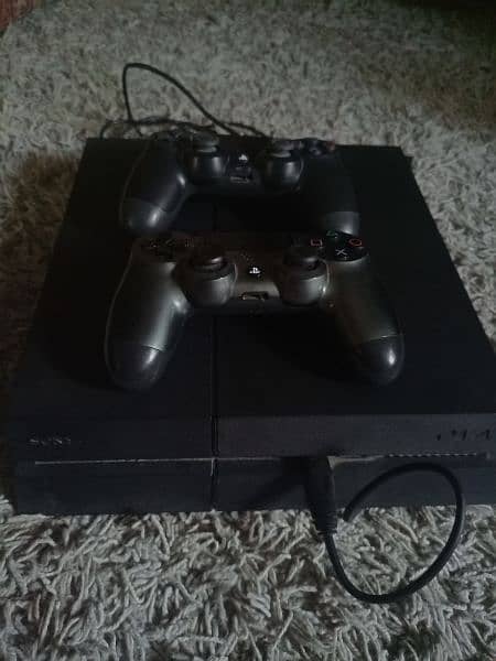 Ps4 console with 2 controllers 4