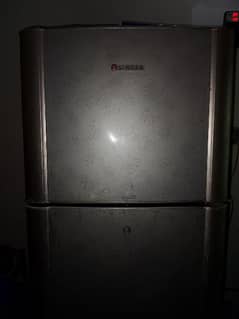 For Sale: Singer Medium-Size Fridge