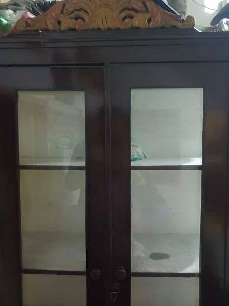 Showcase Transparent for sale Urgent with Curved Mirror 1