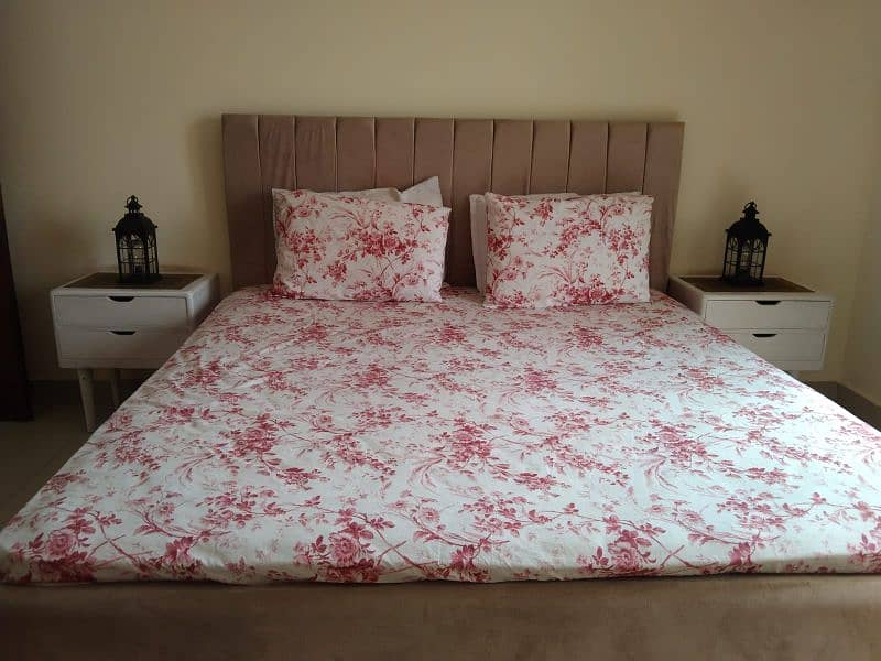 Tufted double bed with side tables 0