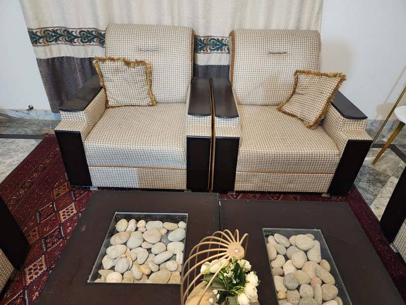 7 seater sofa with 2 side table and 1cetre table 4