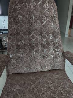 HIGH BACK REVOLVING CHAIR IN GOOD CONDITION.