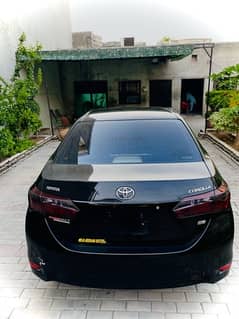 Toyota Corolla GLI 2015 AOne gari h just like new pics m bs dhulwai ni