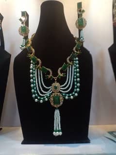 A beautifull haar set amred green with perls sattings