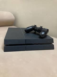 Ps4 with 2 controllers and games