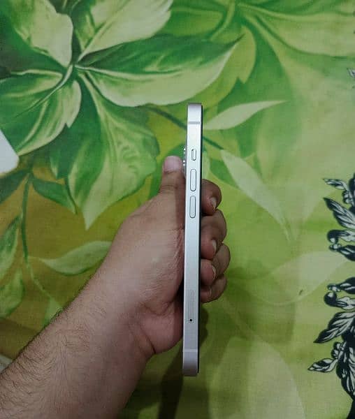 iPhone 13 JV 128gb new condition 10 by 10 1