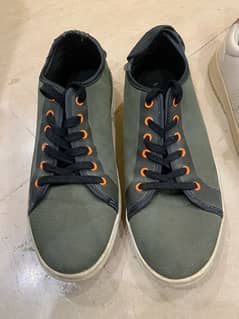 Two Outfitters shoes dono ka 8k ha