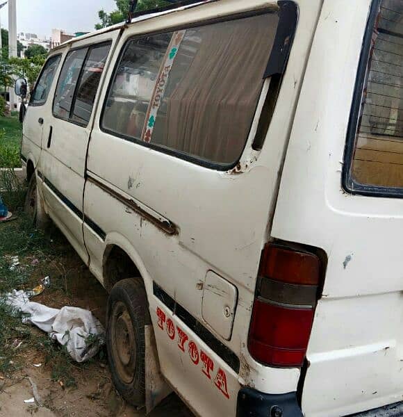 Toyota hiace van 2