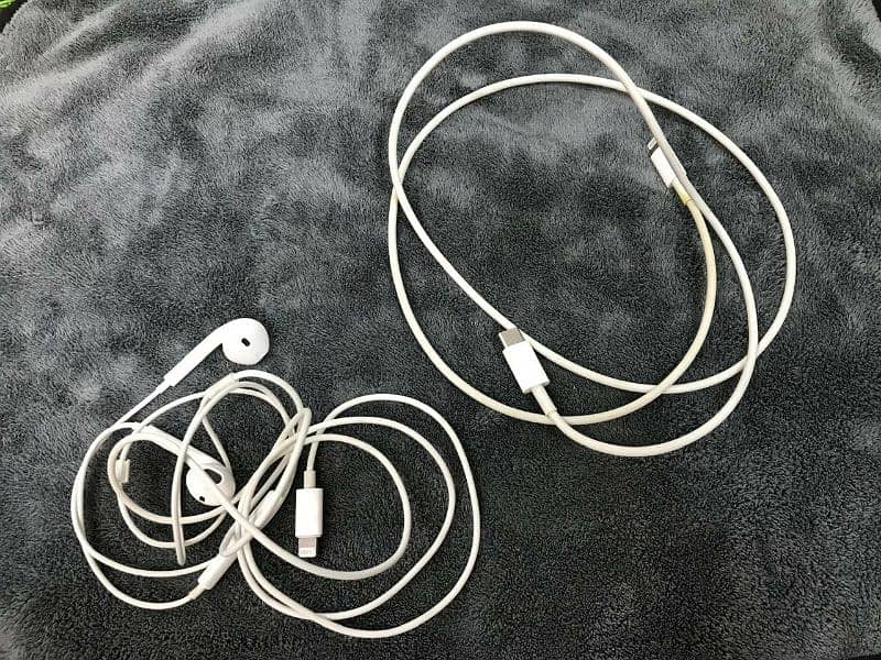 IPHONE ORIGINAL HANDSFREE AND CABLE 1