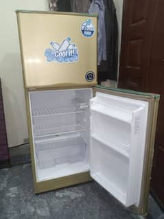 Brand New condition Dowlance small size fridge 3 moth used 03268554147