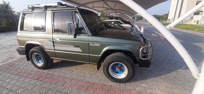 Mitsubishi Pajero Jeep Auto CNG AC 3