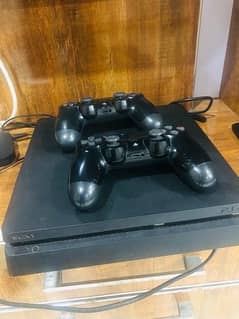 PS4 Slim 500 GB With two controllers