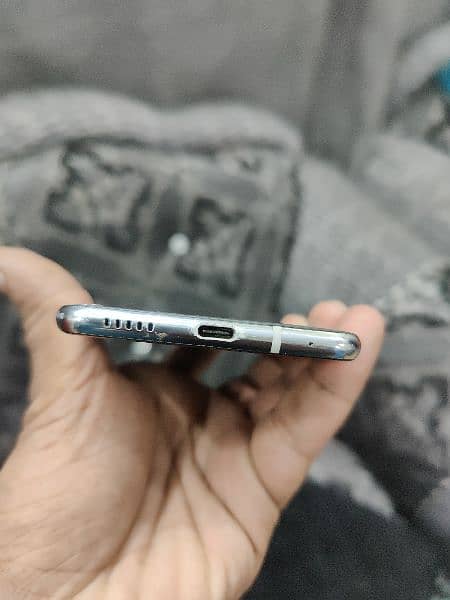 lg v30 single sim approved minor crack 3