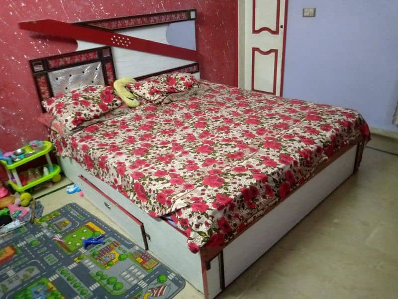 bed and almari excellent condition 6