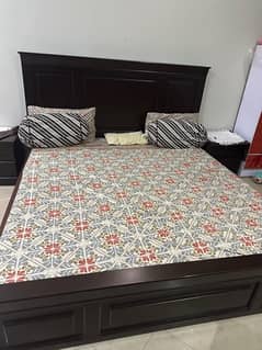 double bed with side tabel
