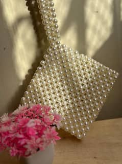 Diamond shaped beads clutch