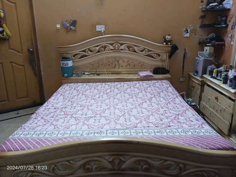 Bed Set golden colour with designs 0