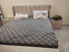 king size bed with two side tables 03002280913