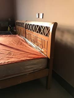 2 single bed with side table