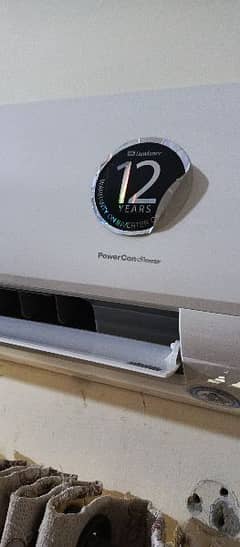 DC Inverter AC Dawlance slightly used only one season