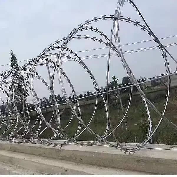 Pvc coated Chainlink & Spotwelded Mesh / Galvanized Razor wire 0