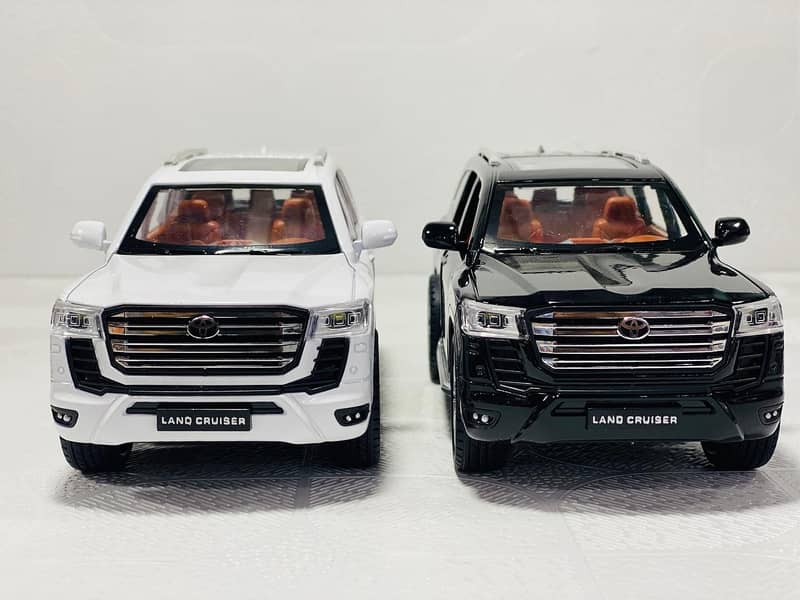 Diecast Models Landcruiser V8,Siber truck,Lexus570. Lamborghini,Ferra 6