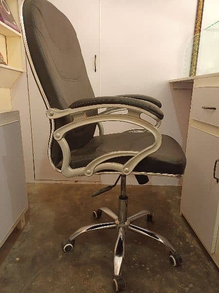 Office revolving Chair Forsale Condition 10/8 1