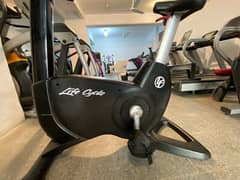 LIFE FITNESS UP-RIGHT CYCLE